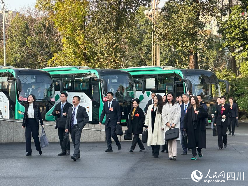 委員們步入會(huì)場(chǎng)。人民網(wǎng)記者 王波攝
