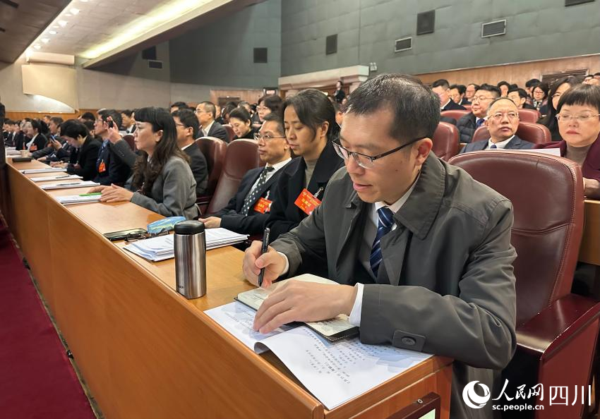 2月25日，成都市政協(xié)十六屆三次會(huì)議在金牛賓館開(kāi)幕。人民網(wǎng)記者 王波攝
