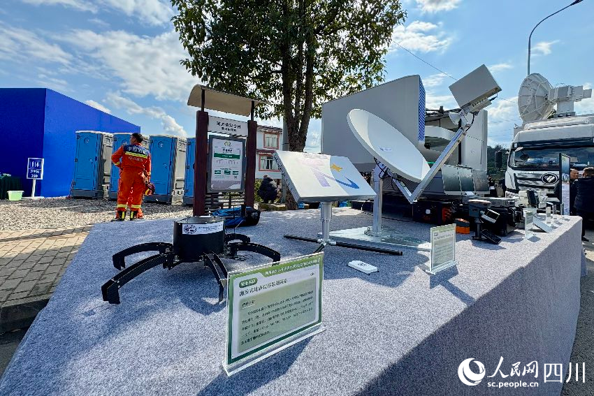 四川省2025年突發(fā)地質(zhì)災(zāi)害防范應(yīng)對(duì)專項(xiàng)演練現(xiàn)場(chǎng)裝備展示。人民網(wǎng)記者 朱虹攝