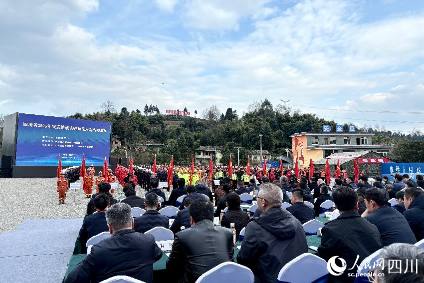 四川省2025年突發(fā)地質(zhì)災(zāi)害防范應(yīng)對(duì)專項(xiàng)演練現(xiàn)場(chǎng)。人民網(wǎng)記者 朱虹攝
