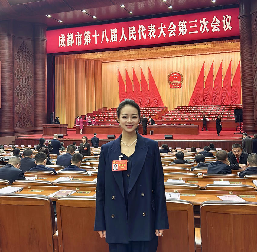 成都市人大代表、國(guó)家級(jí)非遺項(xiàng)目道明竹編四川省級(jí)非遺代表性傳承人楊隆梅。受訪者供圖