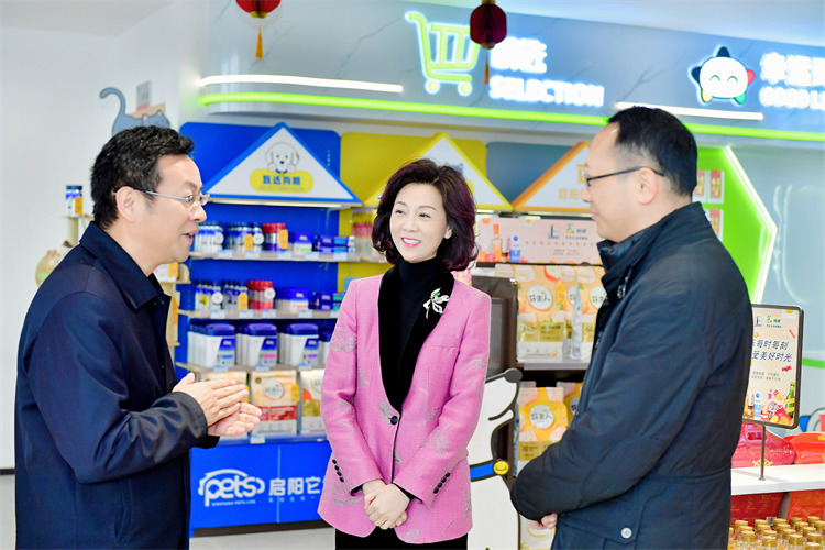 王麒走訪啟陽集團旗下“油氣氫電服“一體化綜合能源服務站。趙文文供圖
