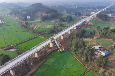 成達萬高鐵建設現場，首根高鐵接觸網支柱目前已安裝到位。成達萬鐵路有限公司供圖