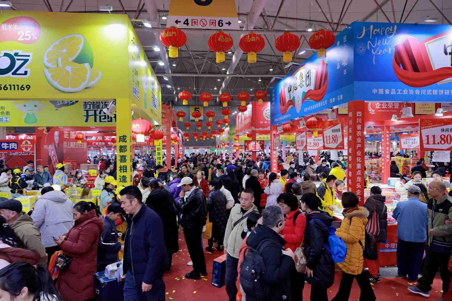 第28屆四川新春年貨購物節(jié)期間，成都世紀城國際會展中心展區(qū)現(xiàn)場。成都市博覽局供圖