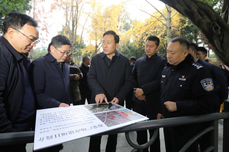 趙波（中）在樂山市市中區(qū)調(diào)研緩堵保暢和“四公一農(nóng)”建設(shè)提升工作。樂山市委宣傳部供圖