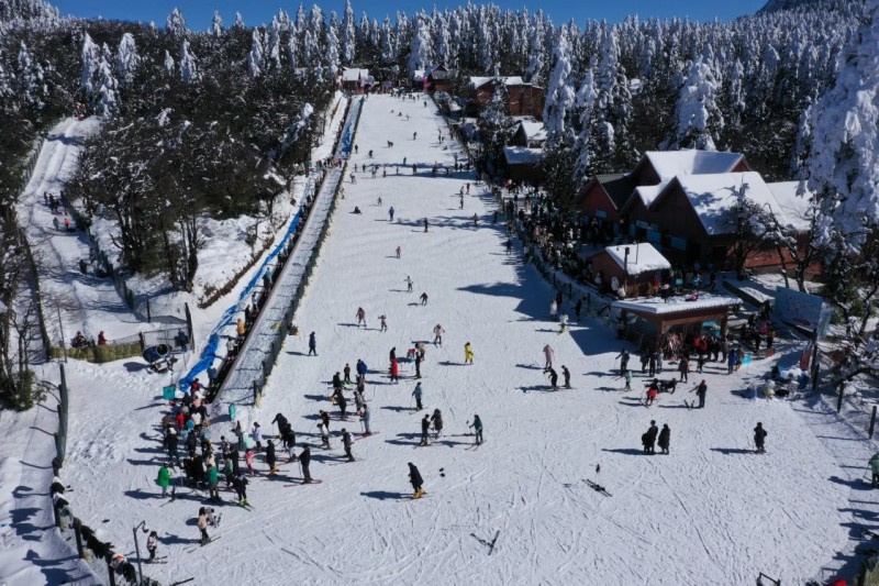 游客在峨眉山景區(qū)體驗(yàn)滑雪樂趣。樂山市委宣傳部供圖