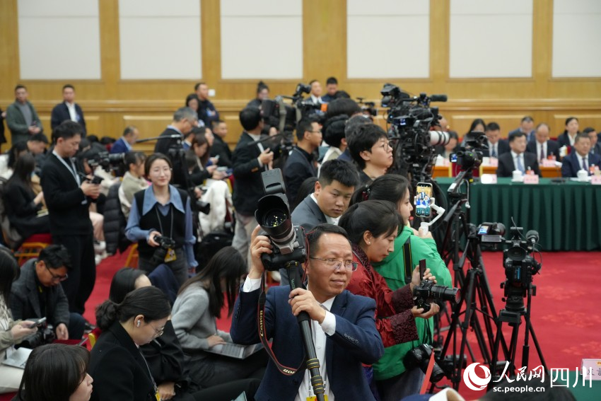 會議現場的記者。人民網記者 李平攝