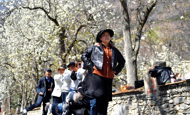 游客在阿壩旅游跳起歡樂的舞蹈。阿壩州委宣傳部供圖
