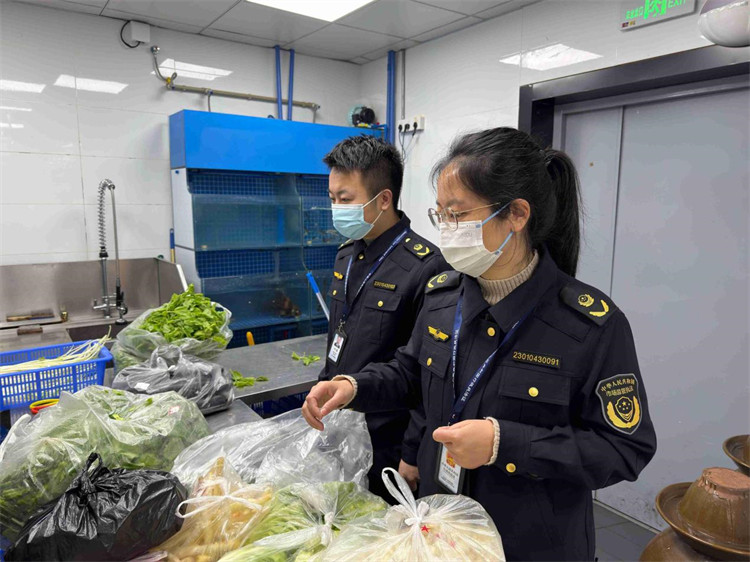 工作人員在有云餐廳（西源集）店后廚進(jìn)行檢查。