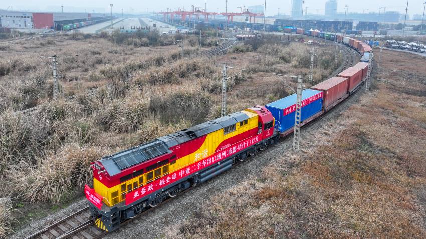 中亞二手車出口班列（成都-塔什干）。青白江區(qū)委宣傳部供圖