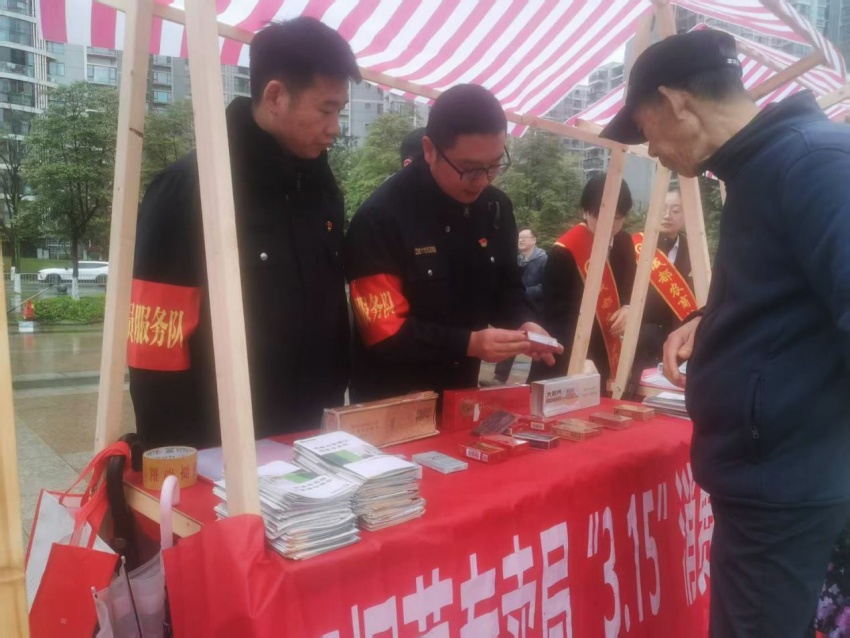 工作人員向市民普及《消費(fèi)者權(quán)益保護(hù)法》《食品安全法》等相關(guān)法律法規(guī)。新都區(qū)市場(chǎng)監(jiān)管局供圖