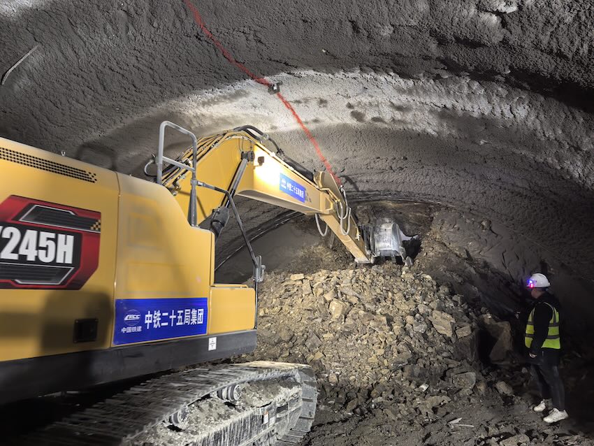 歷經艱難，新建西寧至成都鐵路四川段首隧貫通 。成蘭鐵路有限責任公司供圖