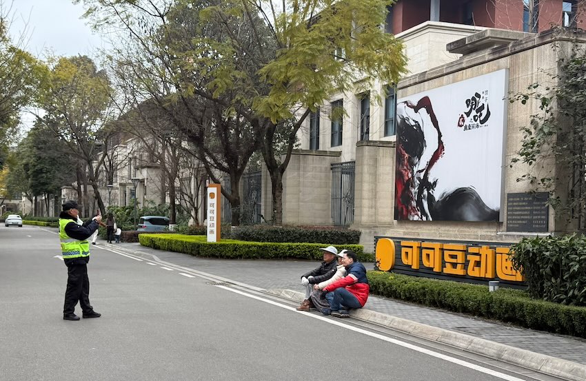 成都可可豆動畫門前，市民在拍照打卡。成都市委宣傳部供圖