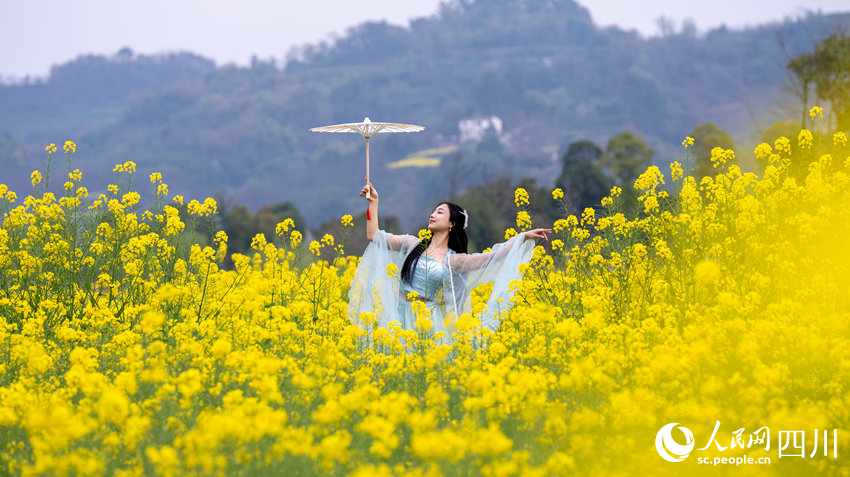 伴隨著樂曲的演奏，文藝愛好者在花間跳起舞蹈。人民網(wǎng) 趙祖樂攝