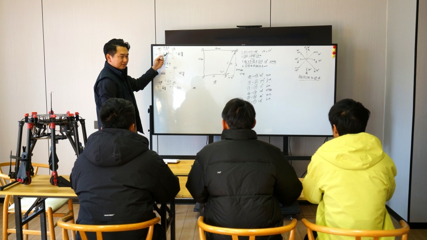 周棟正在做無人機培訓。德昌縣委宣傳部供圖