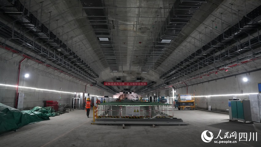 成都地鐵十三號線華西壩站建設(shè)現(xiàn)場內(nèi)，管廊設(shè)施規(guī)整，施工井然有序。人民網(wǎng)記者 郭瑩攝