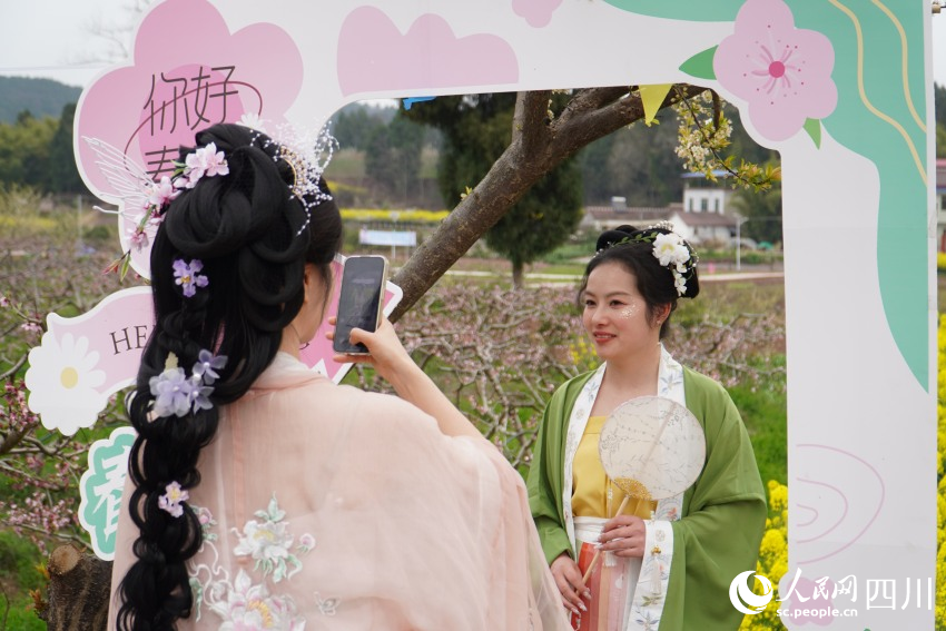 古風愛好者身穿漢服在游玩拍照。人民網 趙祖樂攝