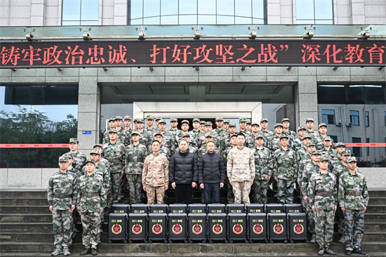 “箱”送新兵。富順縣退役軍人事務(wù)局供圖
