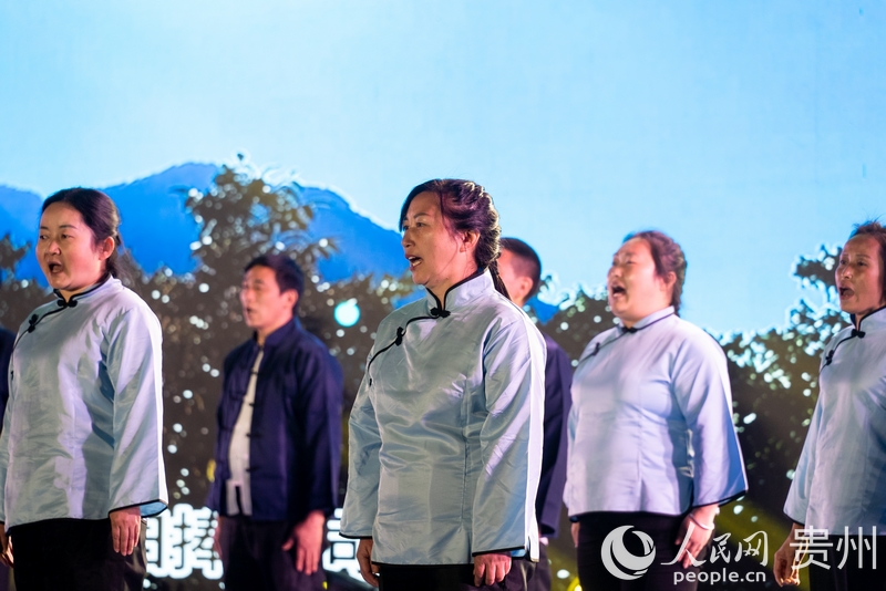 “村晚”舞臺上的周廷勇（中）。人民網 涂敏攝