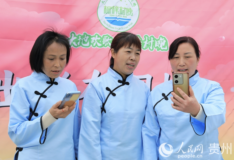 周廷勇（右一）與同伴。人民網 龍章榆攝