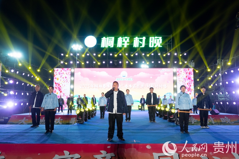 周廷勇與公平村歌隊隊員們一同登臺表演。人民網 涂敏攝