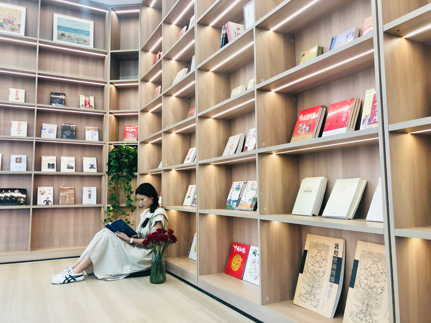 在咖啡香味中讀書，渾然忘憂。綿竹金申文旅公司供圖
