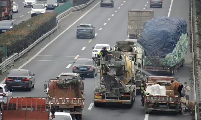 罐車司機(jī)用高壓水槍將最后一點(diǎn)火星撲滅。視頻截圖