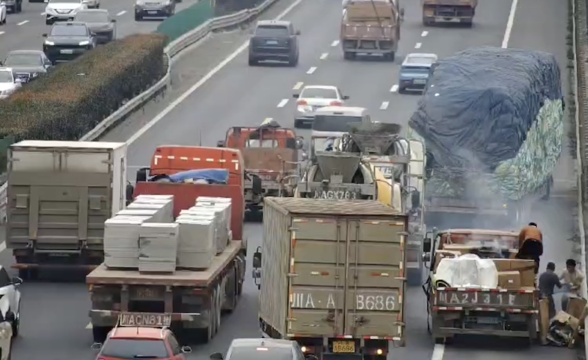 貨車司機(jī)合力救援。視頻截圖