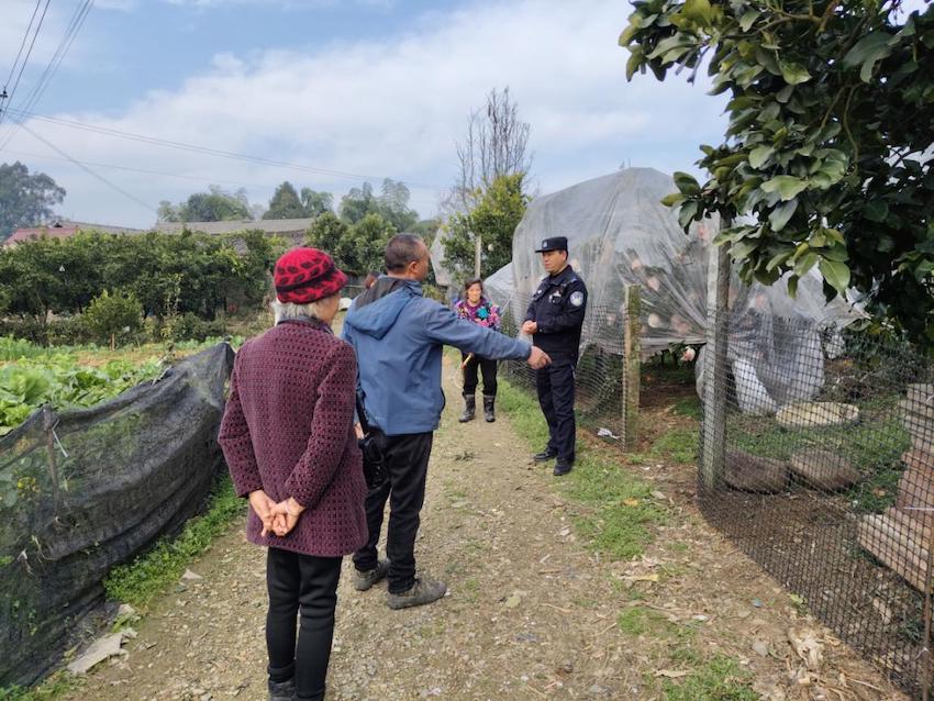 村警調(diào)解土地糾紛。蒲江縣公安局供圖