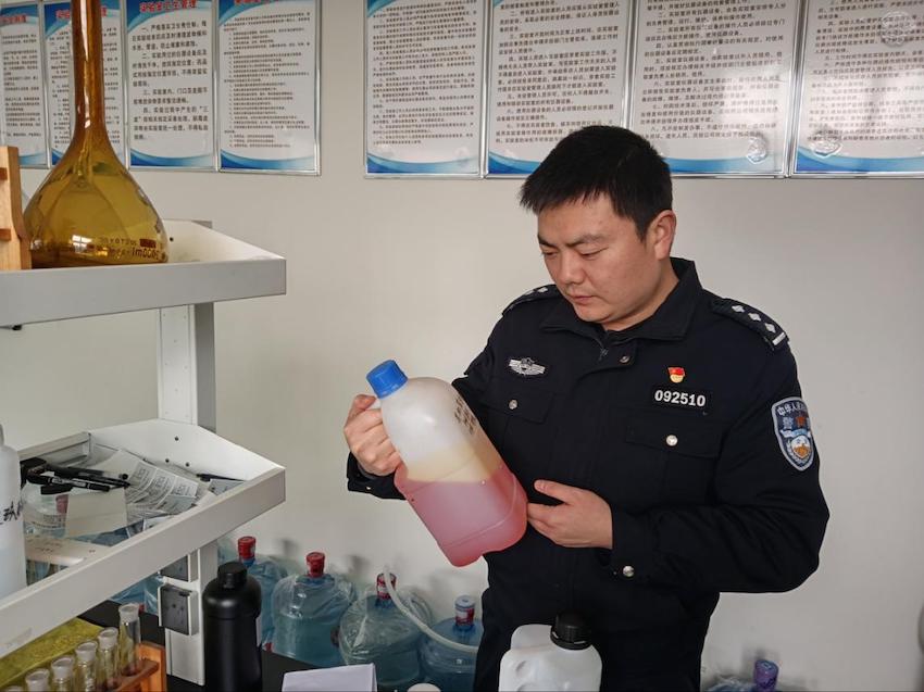 民警檢查農(nóng)資銷售點(diǎn)。蒲江縣公安局供圖