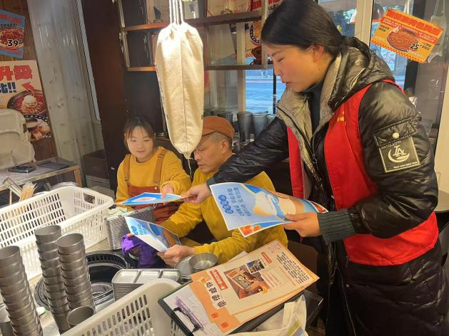工作人員深入街頭餐飲店現(xiàn)場(chǎng)宣講。錦江區(qū)錦官驛街道供圖