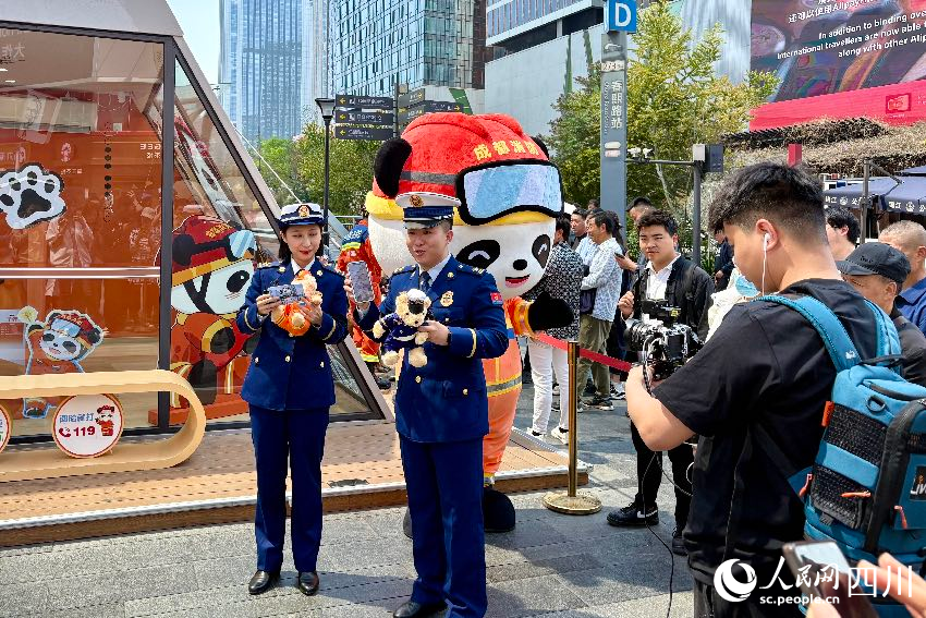 消防主題直播間開啟首秀。人民網記者 朱虹攝