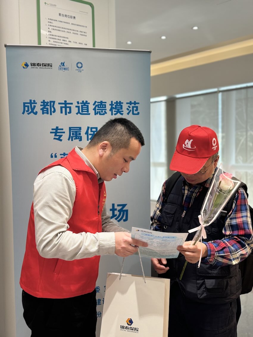 志愿者為道德模范送上鮮花。受訪者供圖
