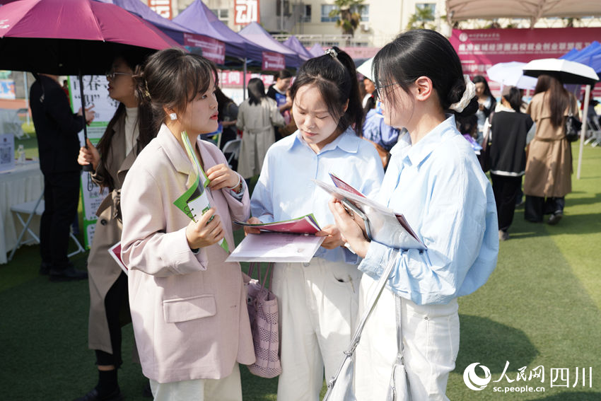 醫藥衛生類雙選會現場。劉榮攝