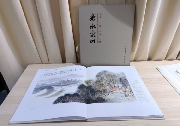 捐贈書籍。代玉巍供圖