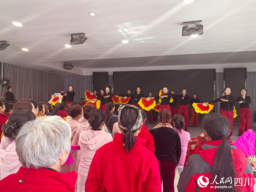 鄉(xiāng)村大舞臺(tái)，游客正彩排。人民網(wǎng)記者 劉海天攝