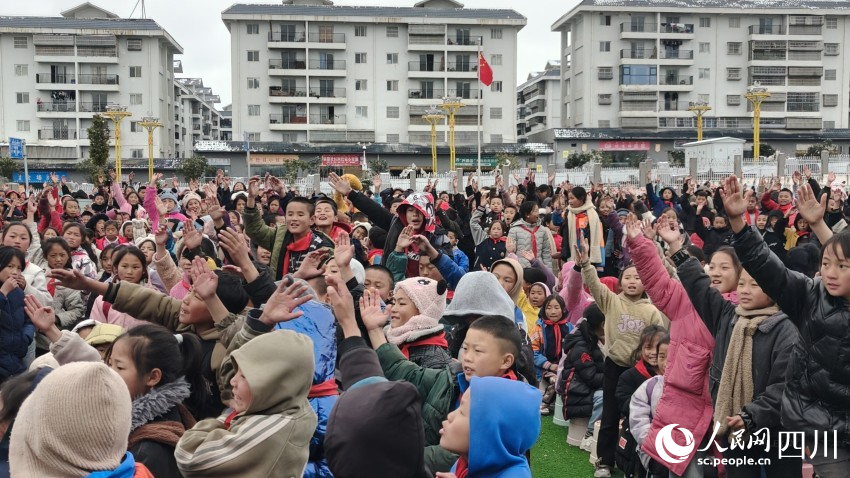 展演活動現場，依撒小學學生積極參與禁毒知識搶答互動環節。陳萱攝