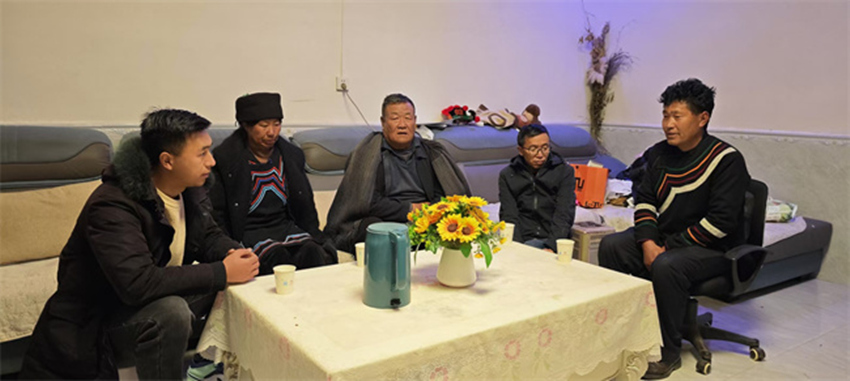 吉達夫一（中）與即將外出務工的村民進行交流，也一再叮囑他們外出務工一定要遠離毒品的誘惑。昭覺縣委禁毒辦供圖