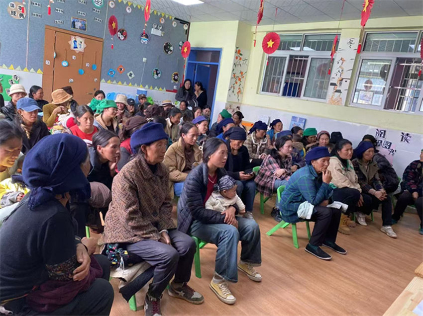 利用家長會，幼兒園老師和媽媽們分享禁毒方面的知識。昭覺縣委禁毒辦供圖
