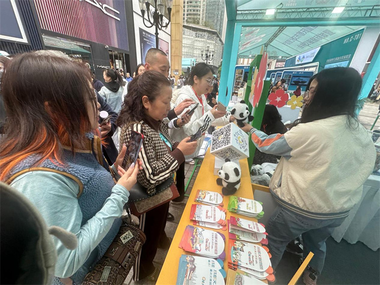 市民游客關(guān)注成都文旅資訊。主辦方供圖