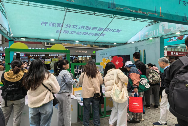 市民游客了解春游成都都市圈的相關活動。主辦方供圖