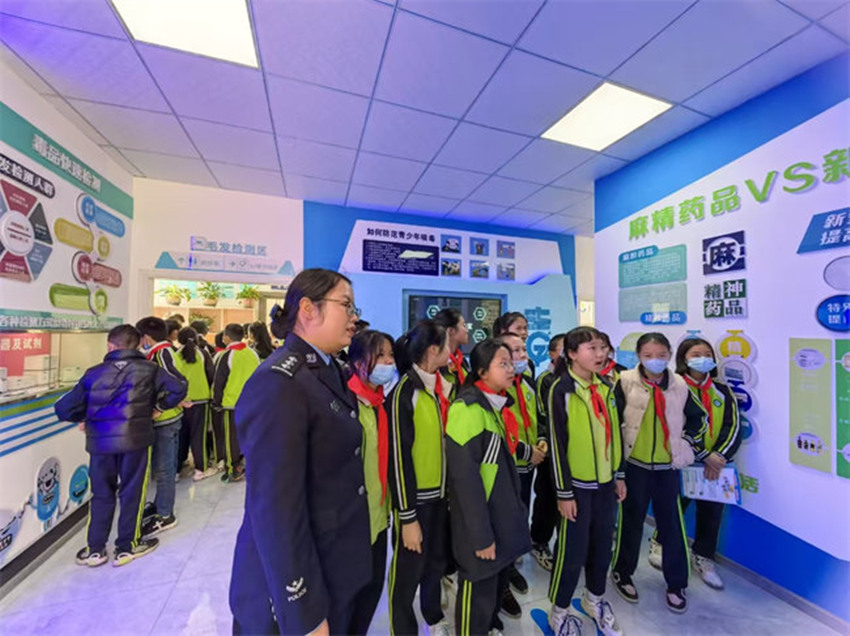 青少年們學(xué)習(xí)了解禁毒知識。西昌市委禁毒辦供圖
