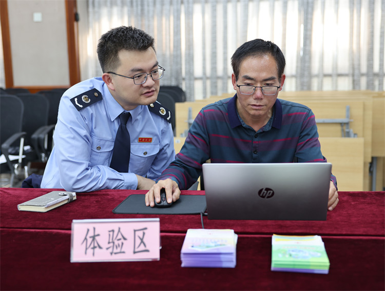 納稅人現場體驗。攀枝花市稅務局供圖