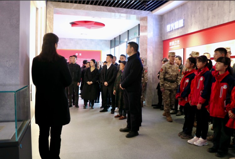 參觀烈士紀念館。隆昌市退役軍人事務局供圖