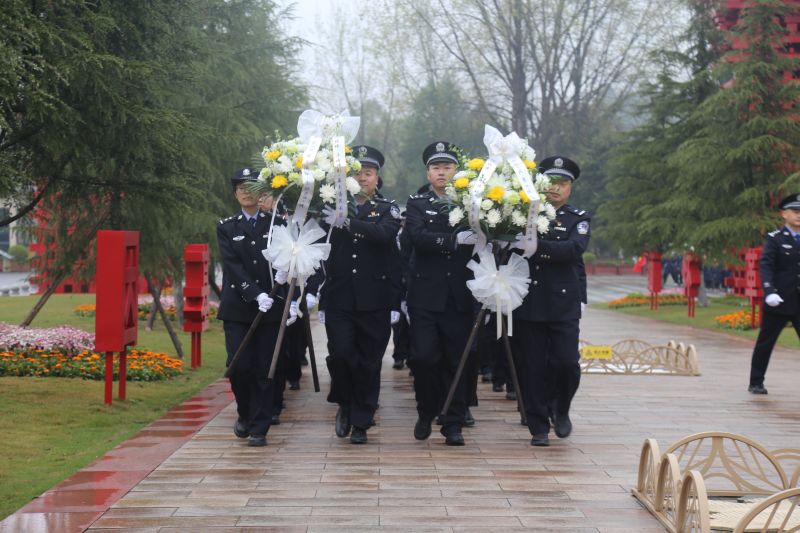 向英烈敬獻花籃。成都公安供圖