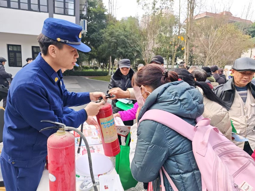 消防員為群眾講解正確使用滅火器的方法。受訪者供圖