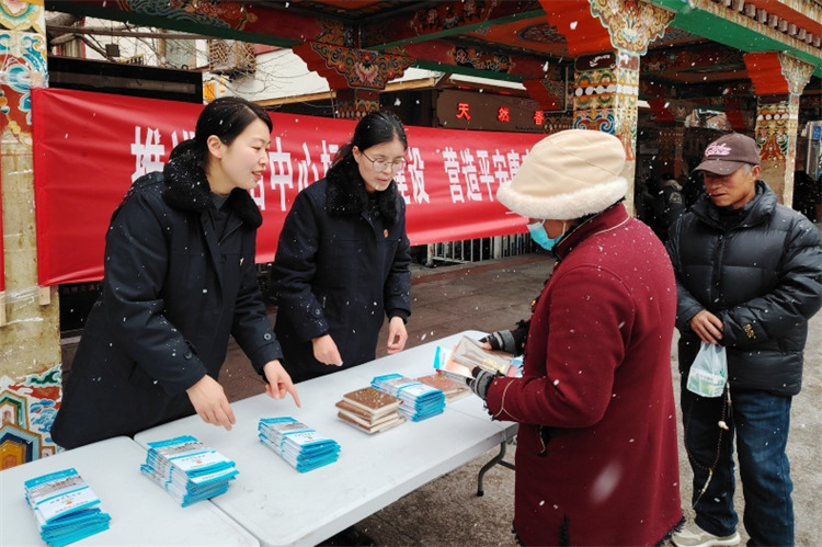 市民領取宣傳資料。康定市檢察院供圖