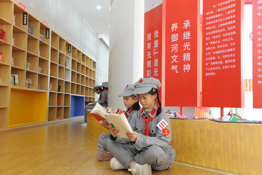 中江縣小學生在讀書角閱讀紅色書籍。