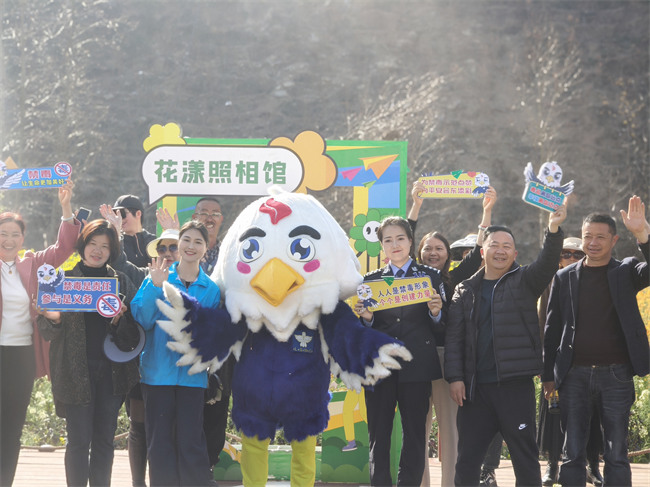 市民和涼山禁毒IP形象“火洛”打卡合影。會(huì)東縣委禁毒辦供圖