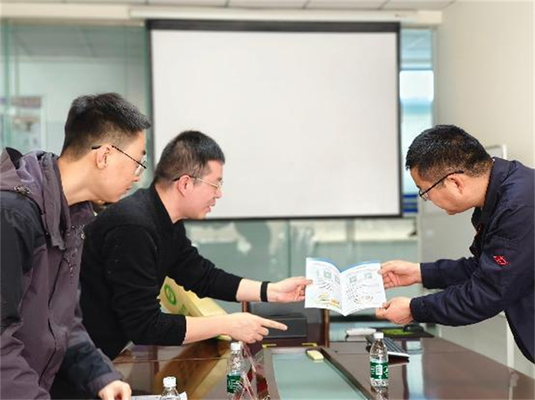 工作人員到企業送政策服務。黃成薇供圖